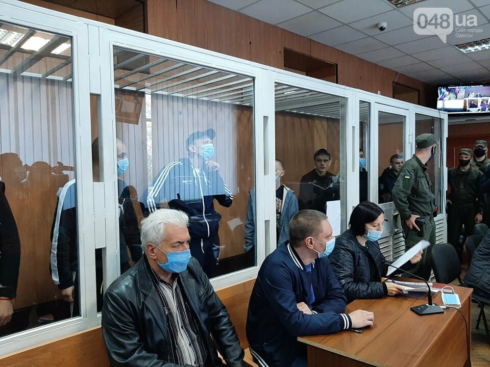 Заключенные на суде вскрыли себе вены. Фото: 048.ua
