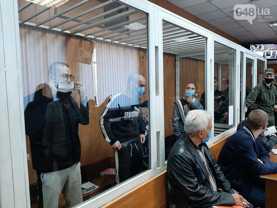 Заключенные на суде вскрыли себе вены. Фото: 048.ua