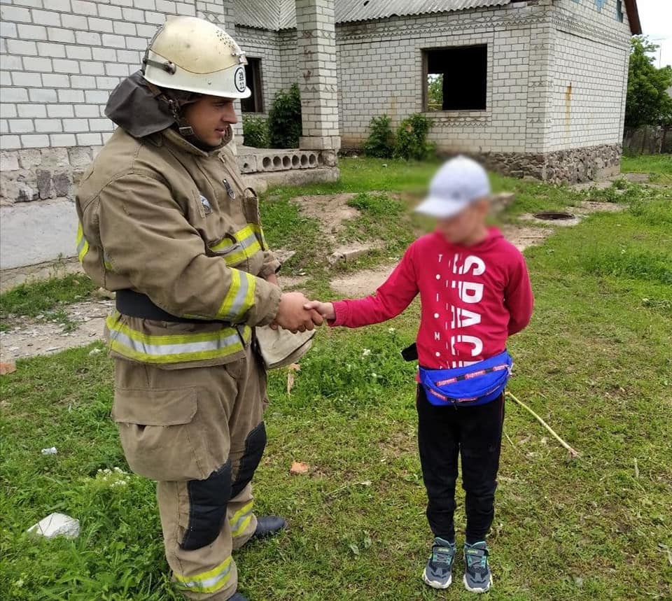 В Одесской области спасатели сняли ребенка с недостроя. Фото: facebook.com/DSNSODE